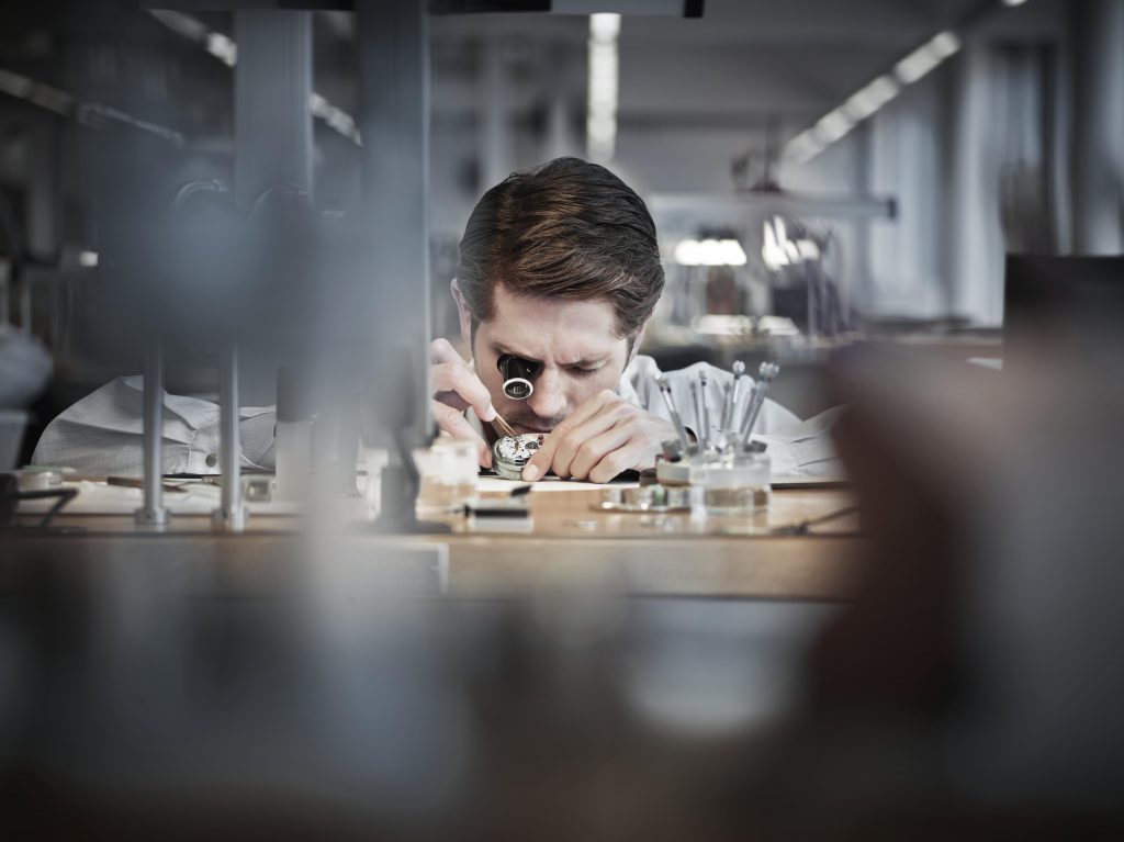 ©IWC Schaffhausen, Uhrmacher bei der Montage